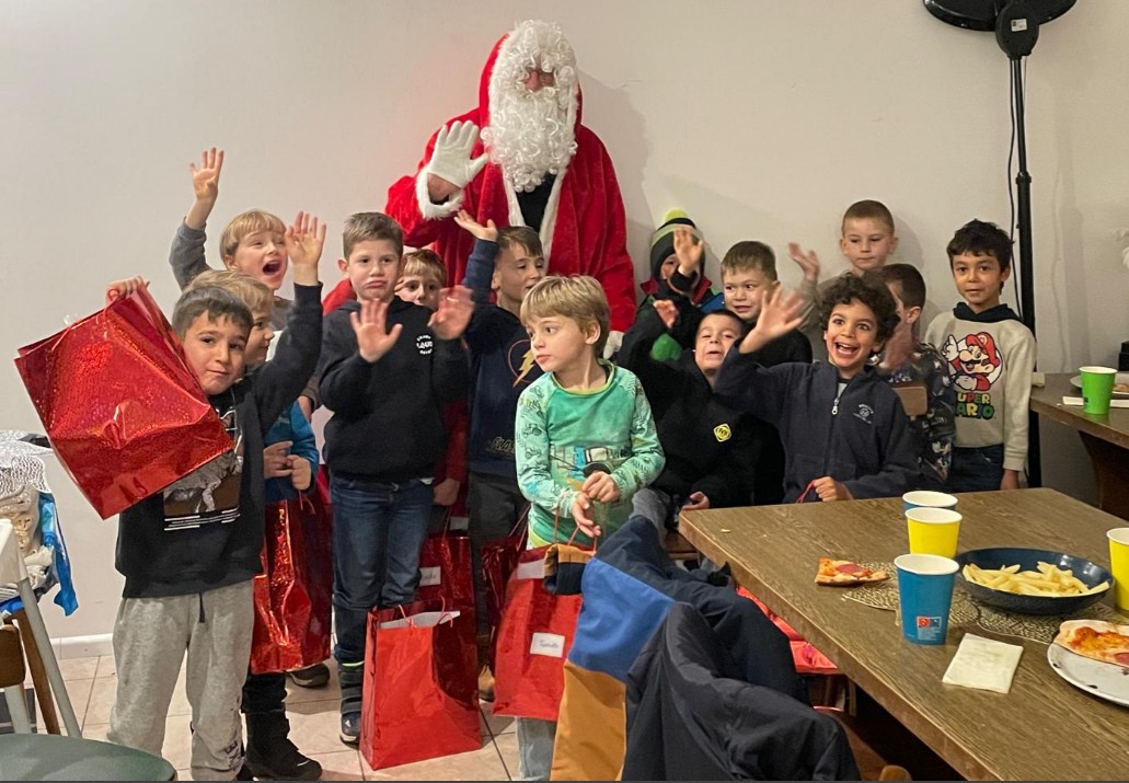 Weihnachtsfeier der G-Jugend – Fackellauf, Weihnachtsmann und viel Freude!