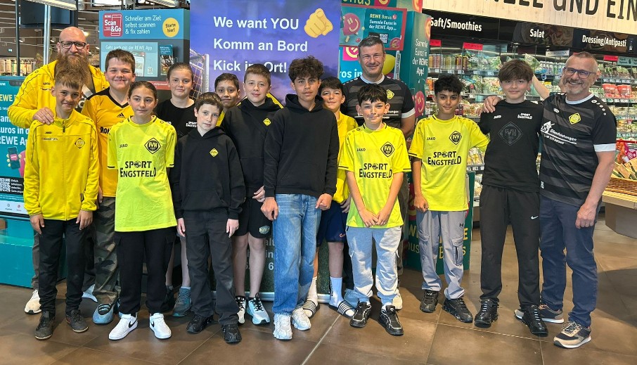 D-Jugend des FV Haltingen zeigt starken Einsatz beim REWE-Aktionstag